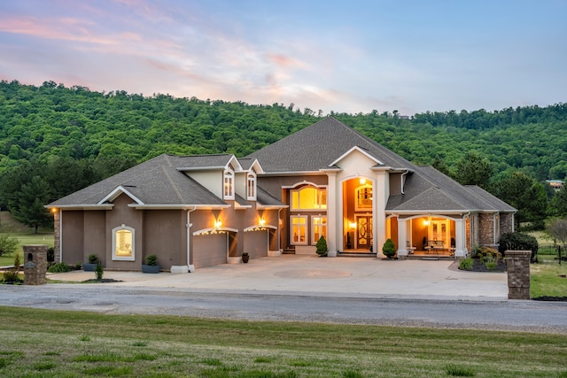 view of front of home featuring a lawn and a garage