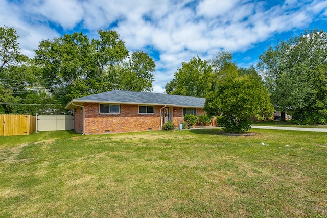 ranch-style home featuring a front lawn