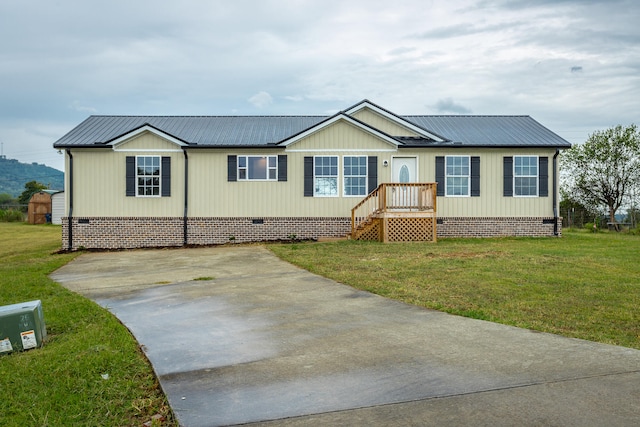 manufactured / mobile home featuring a front yard