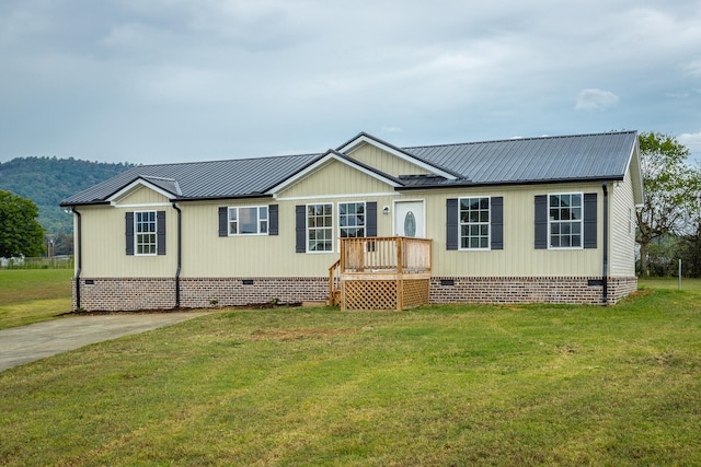 view of front of home with a mountain view and a front lawn