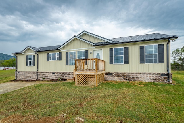 manufactured / mobile home with a front lawn