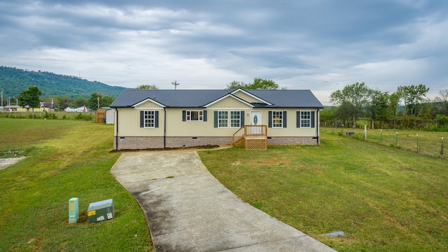 view of front of property featuring a mountain view and a front lawn