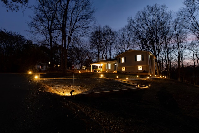 view of yard at dusk