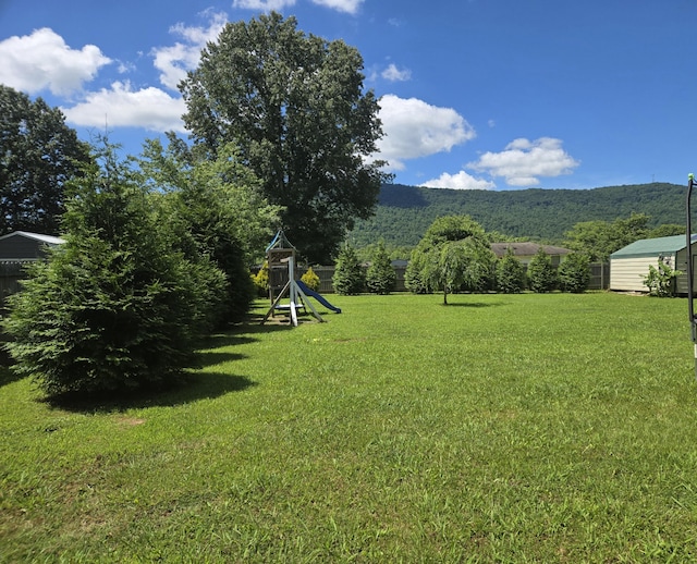 view of yard featuring a mountain view