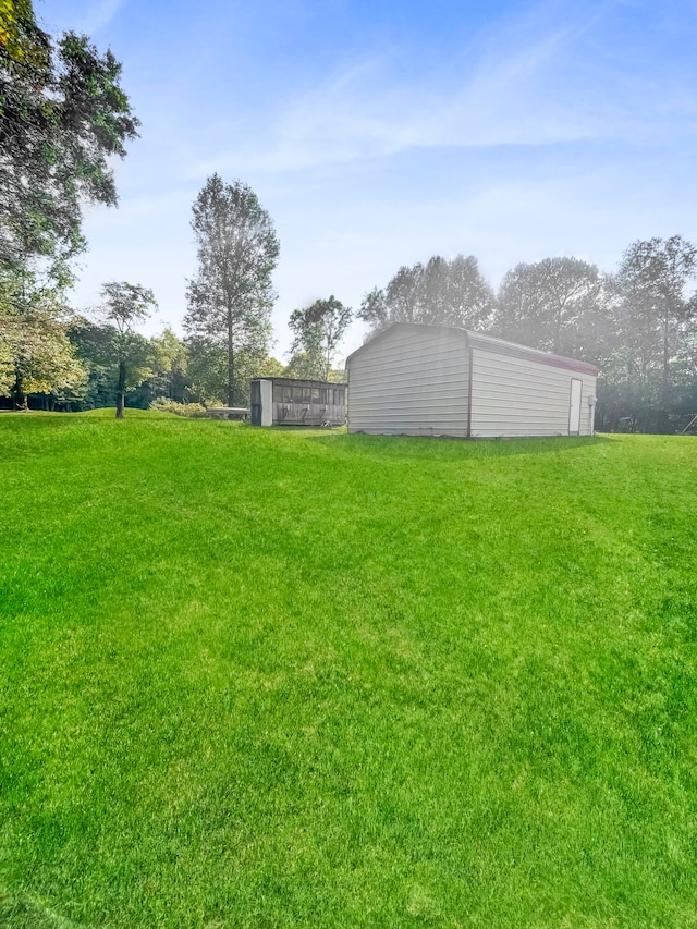 view of yard with an outdoor structure