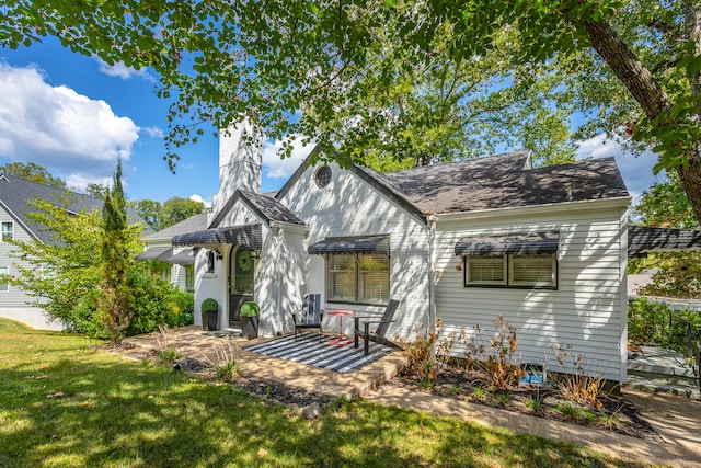 view of front of property featuring a front yard