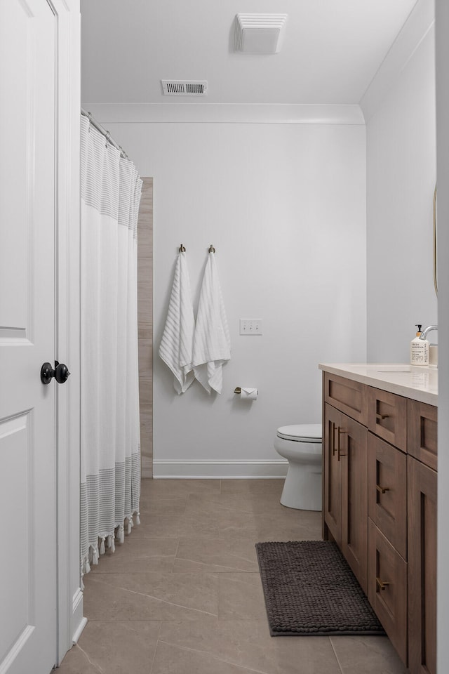 bathroom with vanity, a shower with curtain, ornamental molding, and toilet