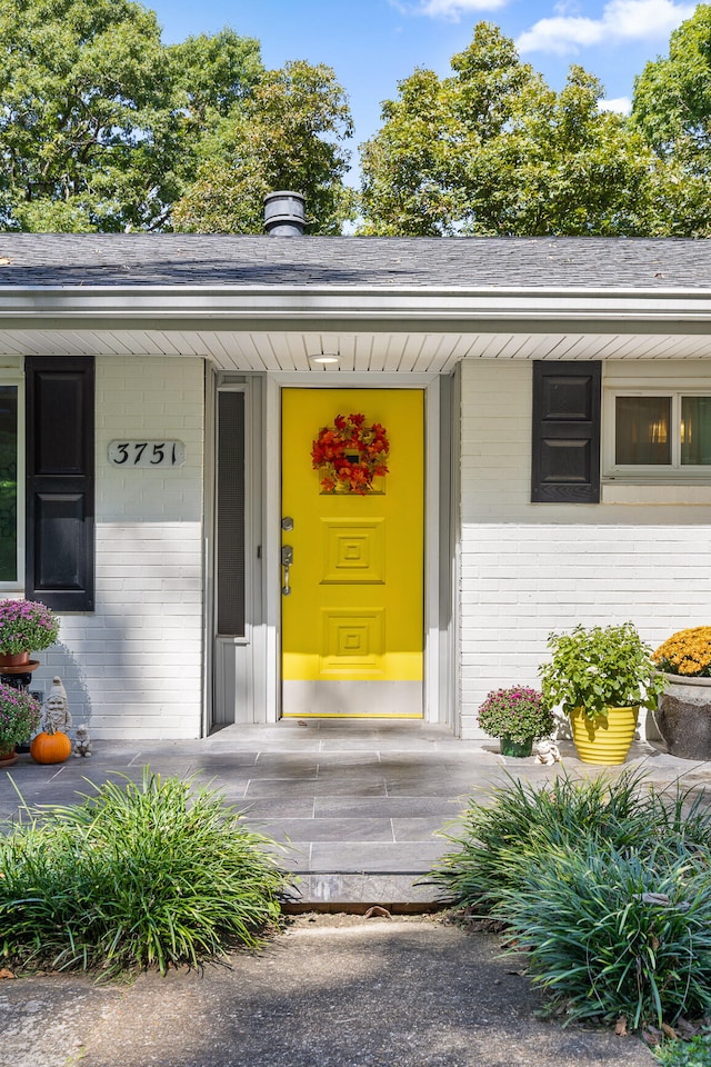 entrance to property featuring a porch