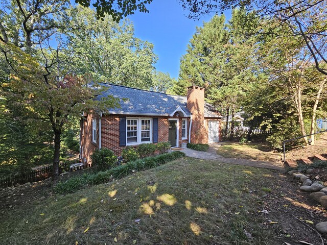 view of front facade featuring a front yard