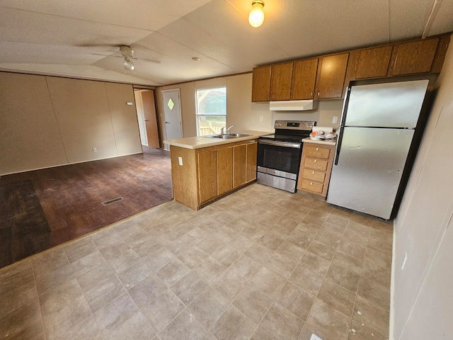 kitchen featuring sink, lofted ceiling, kitchen peninsula, stainless steel appliances, and ceiling fan