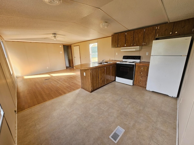 kitchen featuring ceiling fan, sink, kitchen peninsula, white appliances, and light hardwood / wood-style flooring