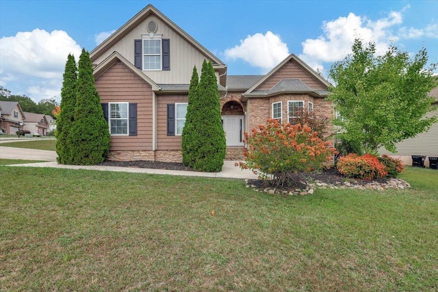 front facade featuring a front yard