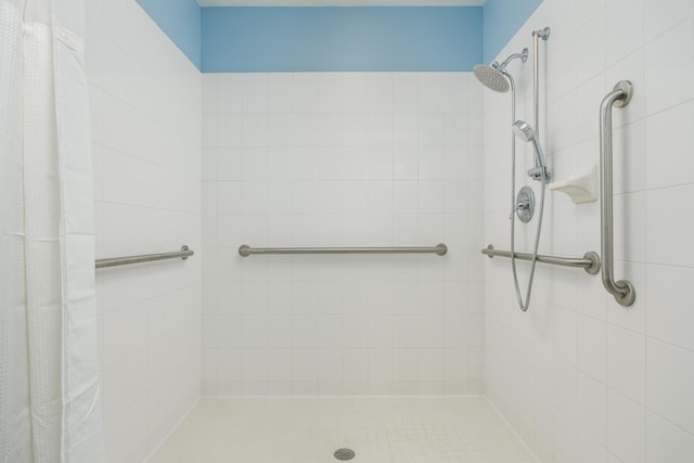 bathroom featuring a shower with curtain