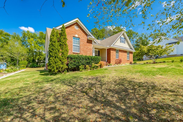 view of front of property featuring a front lawn