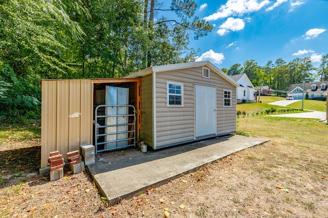 view of outdoor structure with a yard