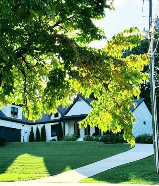 view of front of house with a front lawn