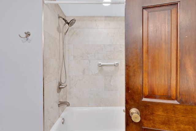 bathroom featuring tiled shower / bath combo