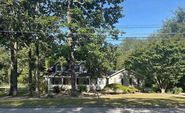 view of front facade with a porch and a front lawn