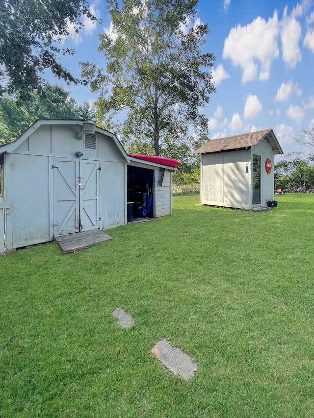 view of yard with an outdoor structure