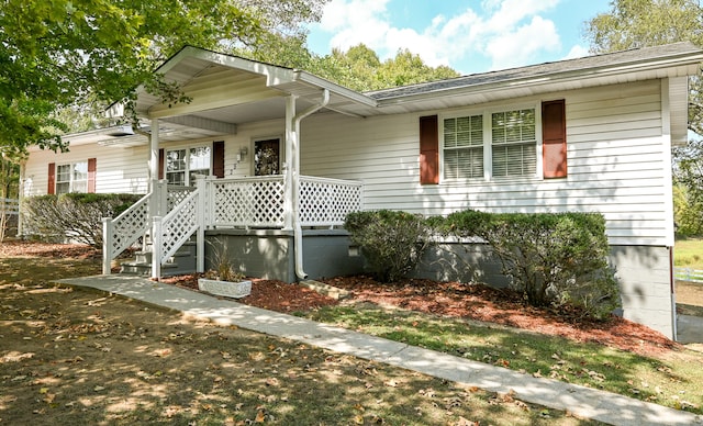 single story home with a porch