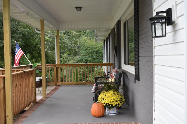 balcony featuring covered porch