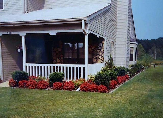 view of side of property featuring a lawn