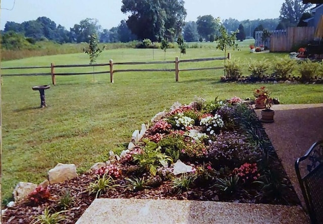 view of yard featuring a rural view