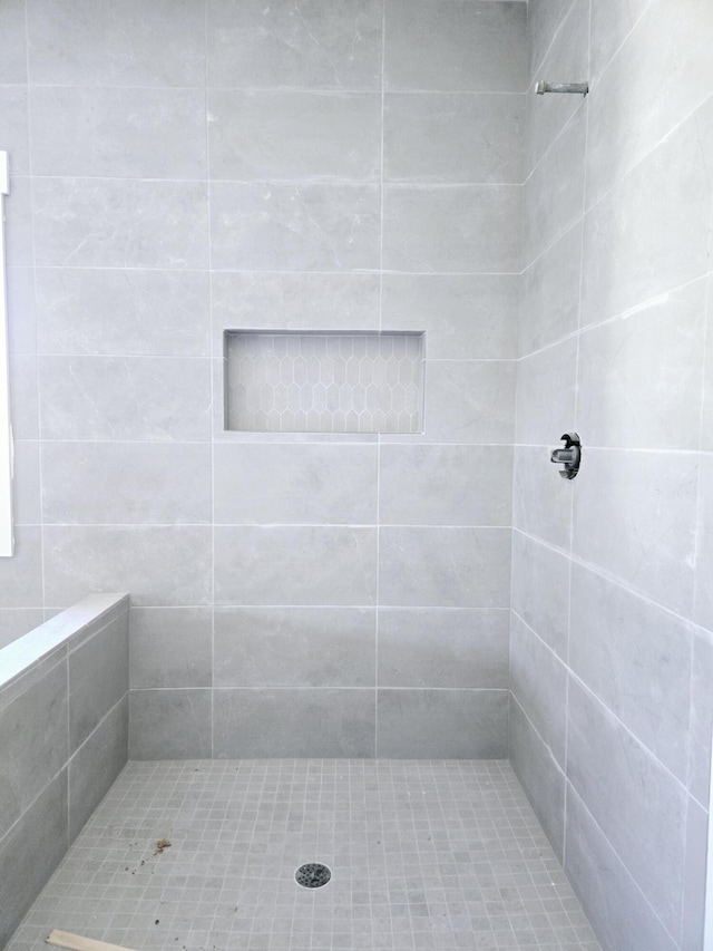 bathroom featuring a tile shower