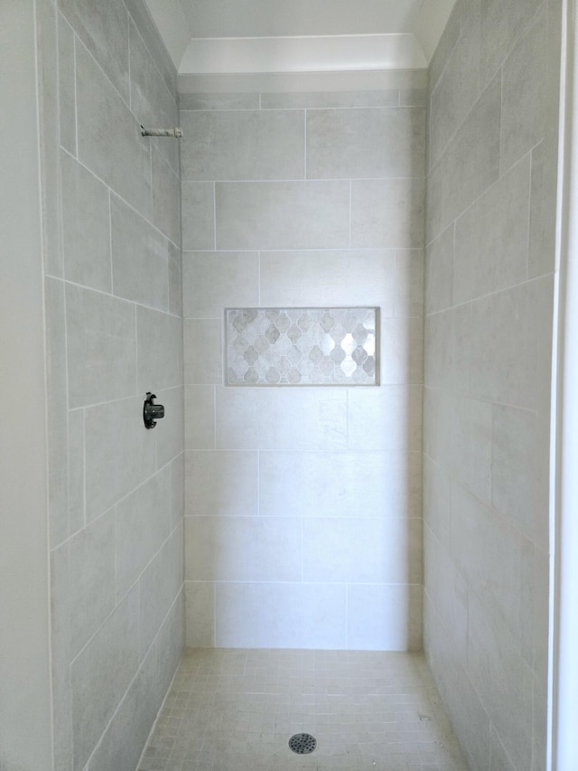 bathroom featuring a tile shower