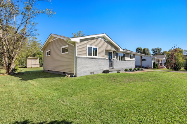 view of front of house featuring an outdoor structure and a front lawn