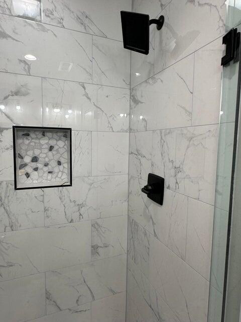 bathroom featuring tiled shower