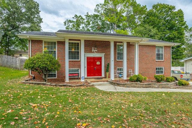 split foyer home featuring a front lawn