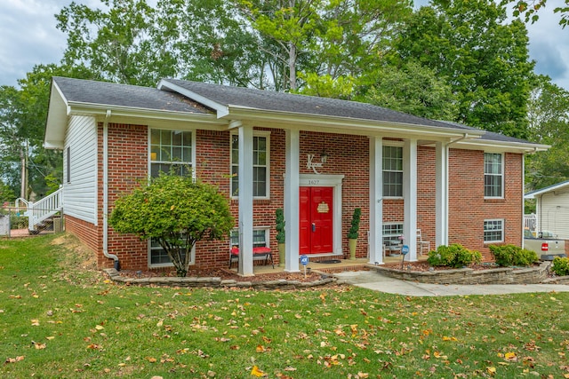 view of front of property featuring a front yard