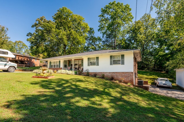 ranch-style home featuring a front lawn and a carport