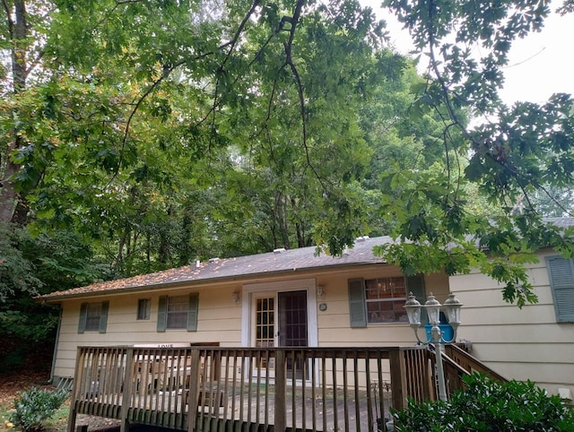 view of front facade featuring a wooden deck