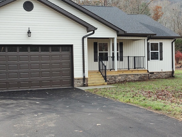 view of front of house with covered porch and a garage