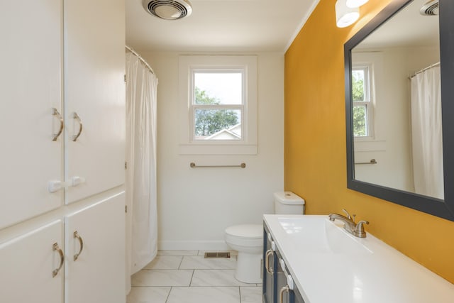 bathroom featuring a shower with curtain, vanity, toilet, and plenty of natural light