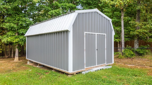 view of outdoor structure featuring a yard