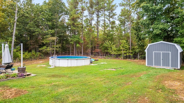 view of yard featuring a storage shed