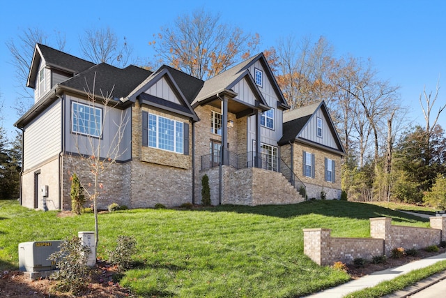 view of front of home featuring a front yard