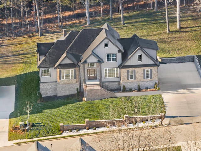 view of front of property featuring a front lawn