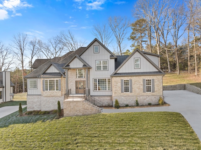 view of front of house with a front lawn