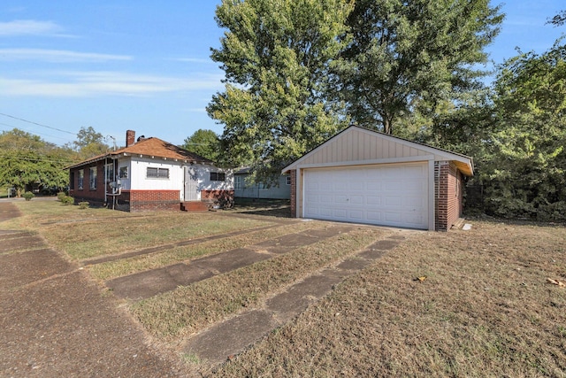 view of front of house featuring a front lawn and a garage