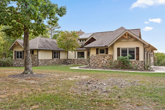 view of front of property featuring a front lawn