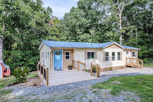 view of front of home featuring a front lawn