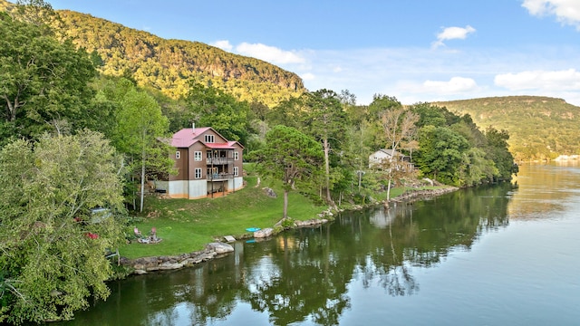 water view with a mountain view