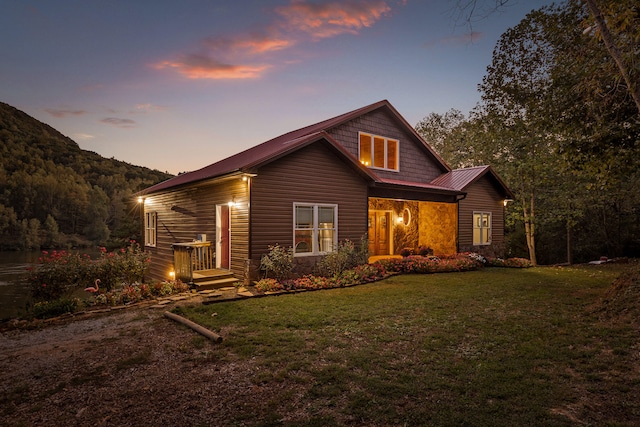 view of front of house featuring a lawn