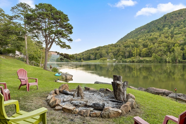 water view featuring a mountain view