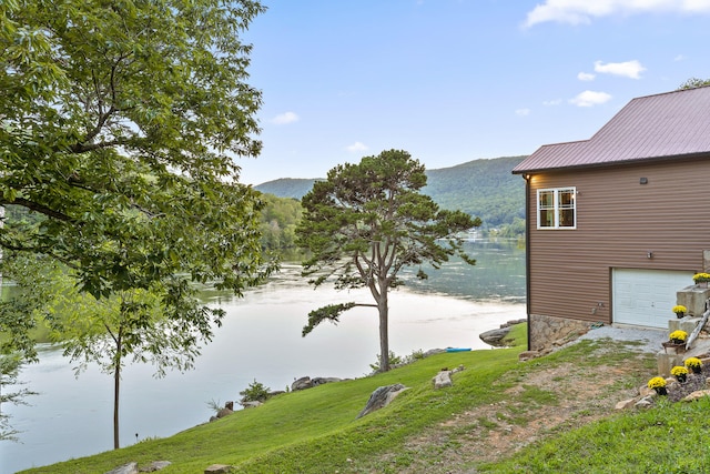 water view featuring a mountain view