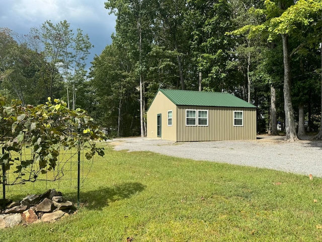 view of front of property featuring a front yard